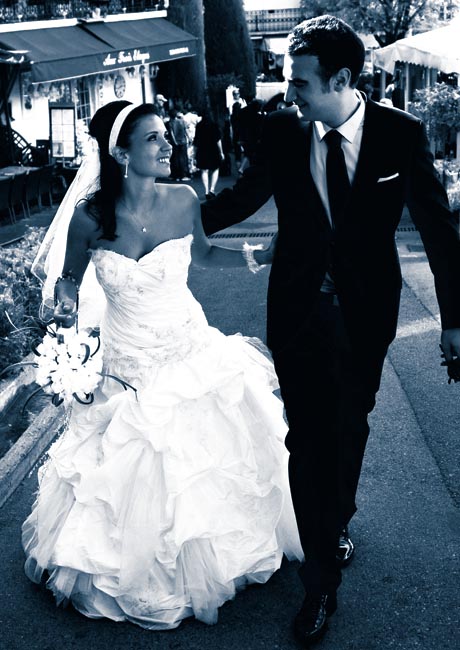 Photographe de mariage a Mougins - photo du couple remontant une ruelle du vieux village de Mougins.