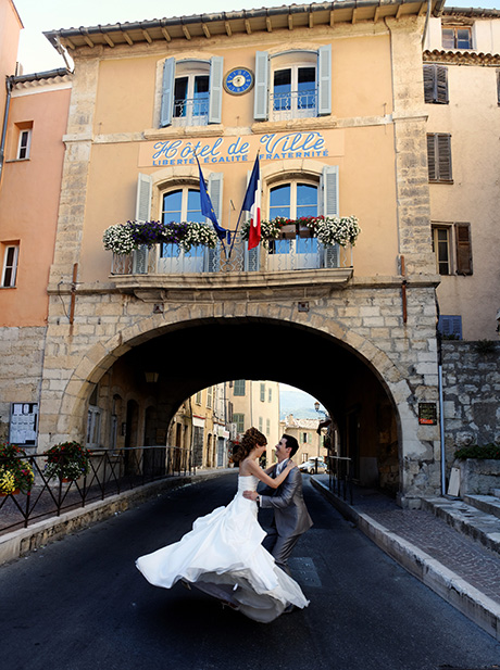Photographe de mariages a Fayence dans le Var. Le couple devant la mairie.