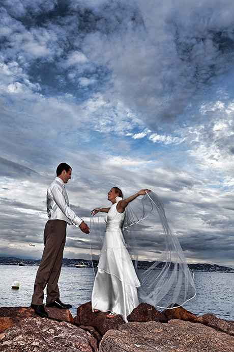 Photographe de mariage a Theoule sur Mer. Le couple au bord de la mer avec un ciel orageux.