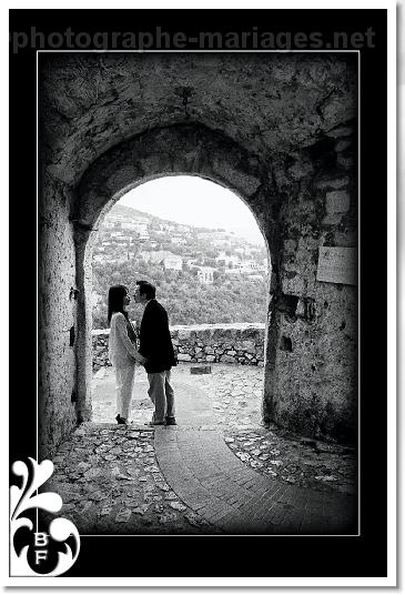 Photo de fiances s embrassant sous une arche
