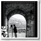 Photo de fiances s embrassant sous une arche
