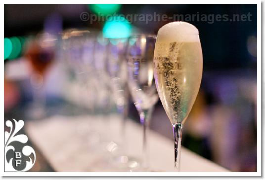 Verres de champagne lors du mariage sur la Plage a Cannes 17