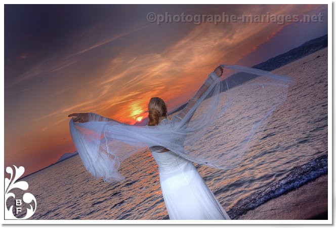 Photographie de mariee sur le cap d'Antibes au Soleil Couchant