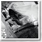 Mariee buvant de l'eau sur le parvis de l'eglise de St Roman de Bellet