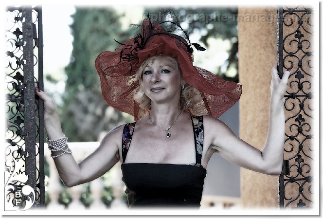 Magnifique chapeau porte par une invitee a Mougins - le Park