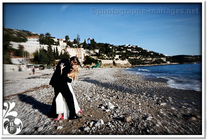 Maries s'embrassant sur une plage de Monaco