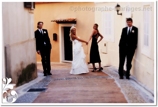 Photo glamour des maries dans les rues de Roquebrune