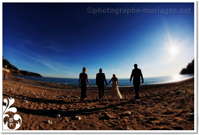 Photographie de maries marchant sur une plage de Monaco