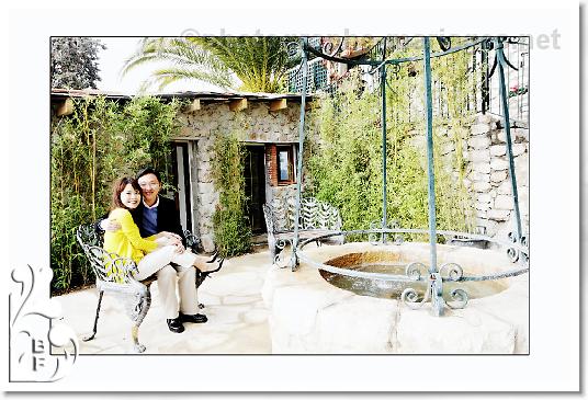 Couple de fiances assis sur un banc a Eze