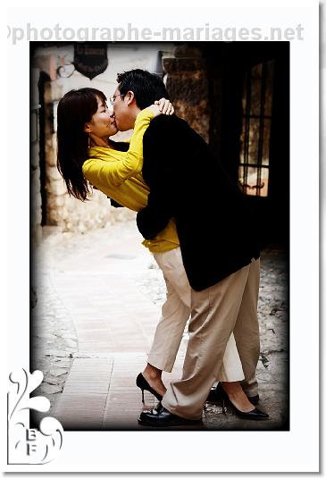 Couple de fiances enlaces a Eze
