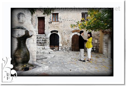 Couple de fiances sur la place de la fontaine a Eze 11