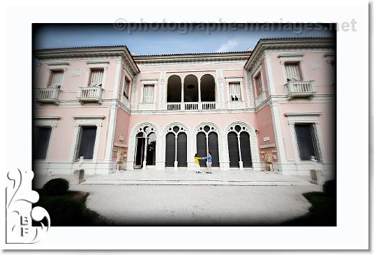 Fiances devant la facade de la Villa rothschild a Saint Jean Cap Ferrat