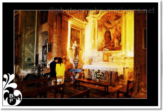 Photographie de fiances faisant une offrande a Eze