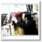 Couple de fiances s embrassant a Eze
