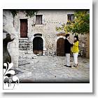 Couple de fiances sur la place de la fontaine a Eze 11