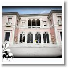 Fiances devant la facade de la Villa rothschild a Saint Jean Cap Ferrat