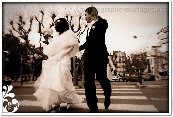 Photographie de maries dans les rues de Cannes