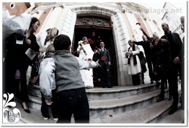 La sortie des maries a la Cathedrale d'Antibes