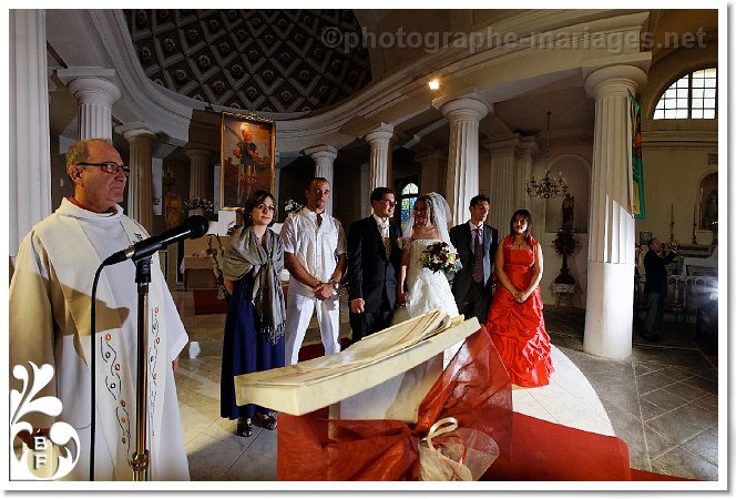 Coupole de l'eglise lors d'un mariage a Saint Roman de Bellet