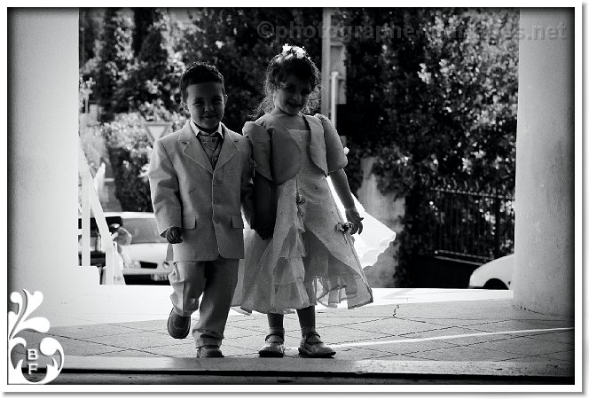 Garcon et fille d'honneur attendant sur le parvis de l'eglise de Saint Roman de Bellet
