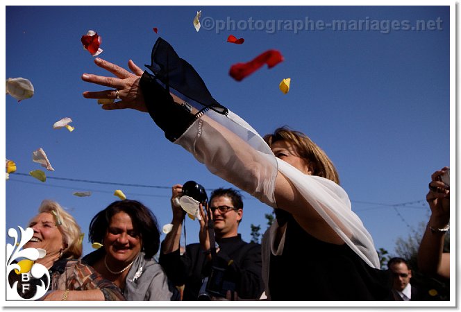 Invites lancant la petales de rose sur les maries