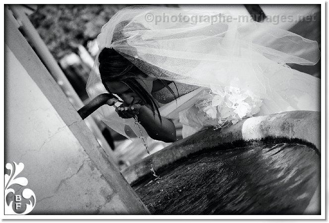 Mariee buvant de l'eau sur le parvis de l'eglise de St Roman de Bellet