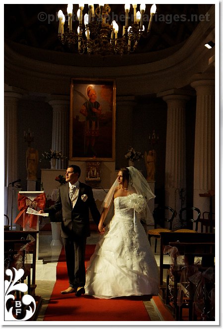 Photographie d'un couple de maries sortant de l'eglise de St Roman de Bellet