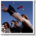 Invites lancant la petales de rose sur les maries