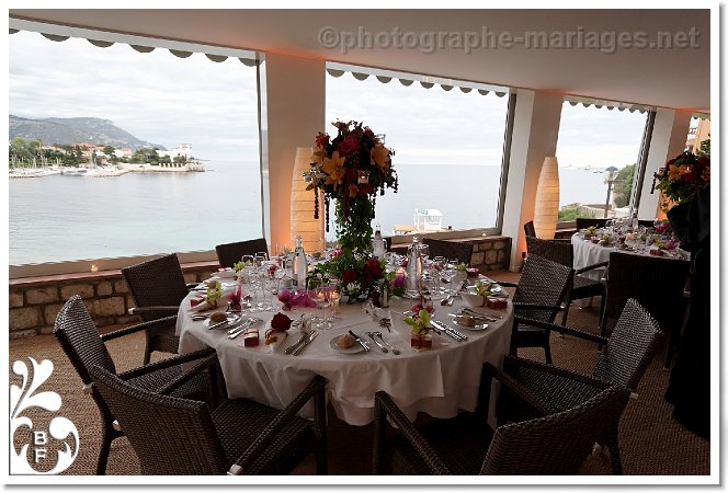 Decoration de table de mariage au Royal Riviera Saint Jean Cap Ferrat avec vue sur la Villa Kerylos de Beaulieu