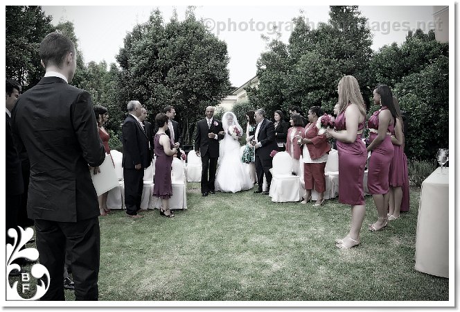 L'arrivee de la mariee au bras de son pere - ceremonie religieuse de mariage en plein air au Royal Riviera Saint Jean Cap Ferrat 