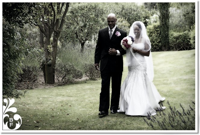 La mariee et son pere lors de la ceremonie religieuse de mariage au Royal Riviera Saint Jean Cap Ferrat